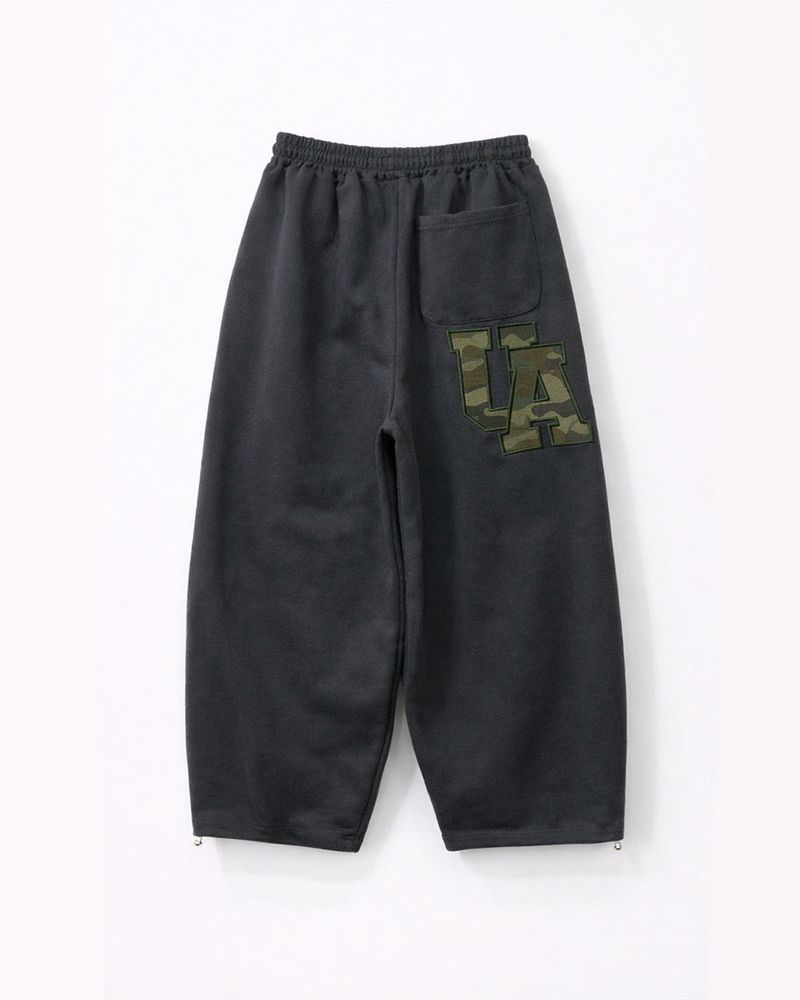 UA カモパッチワイドスウェットパンツ