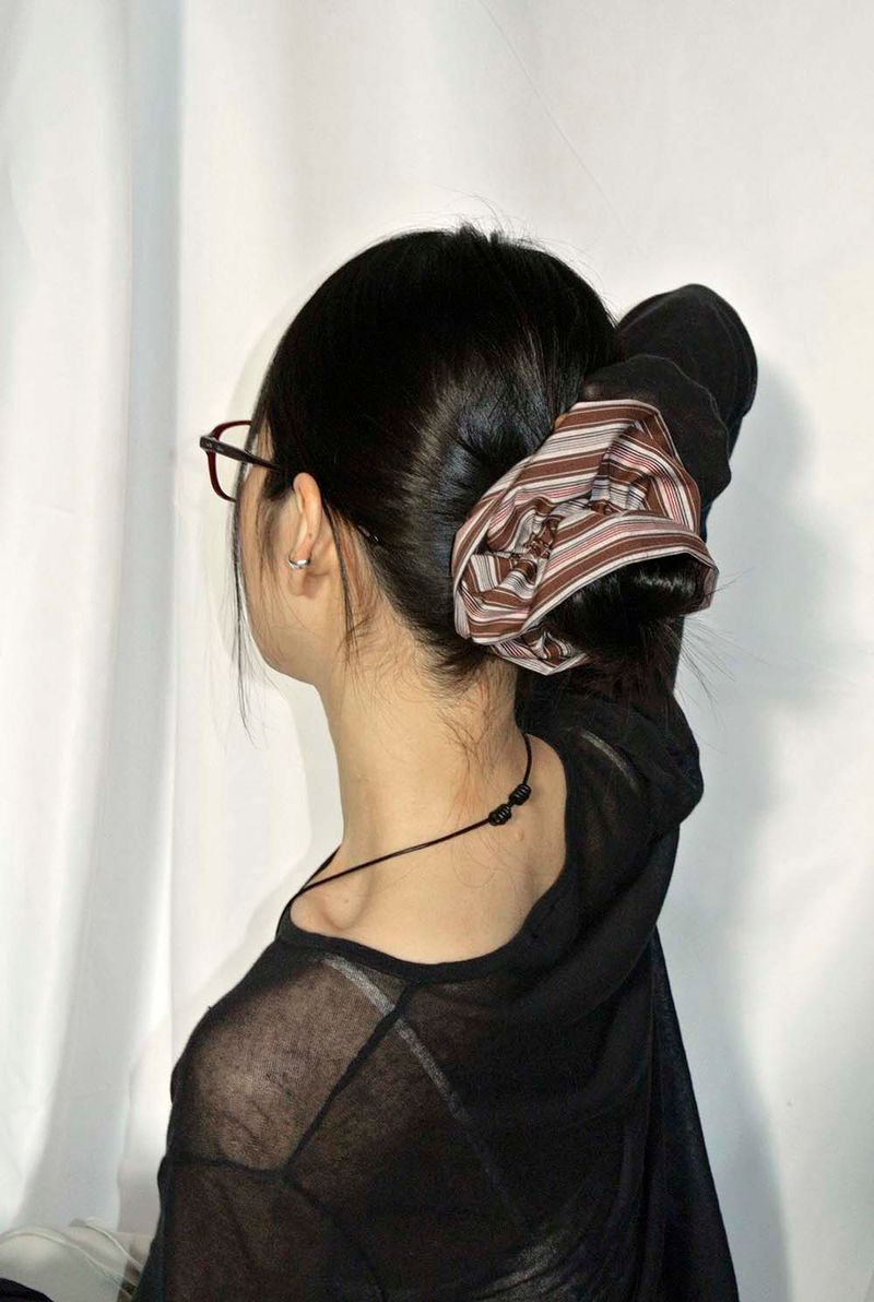 PETAL STRIPE SCRUNCH / BROWN