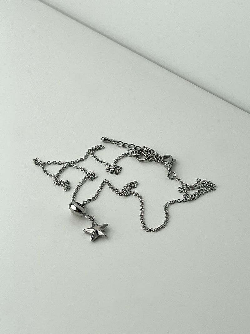 Mini loop star necklace