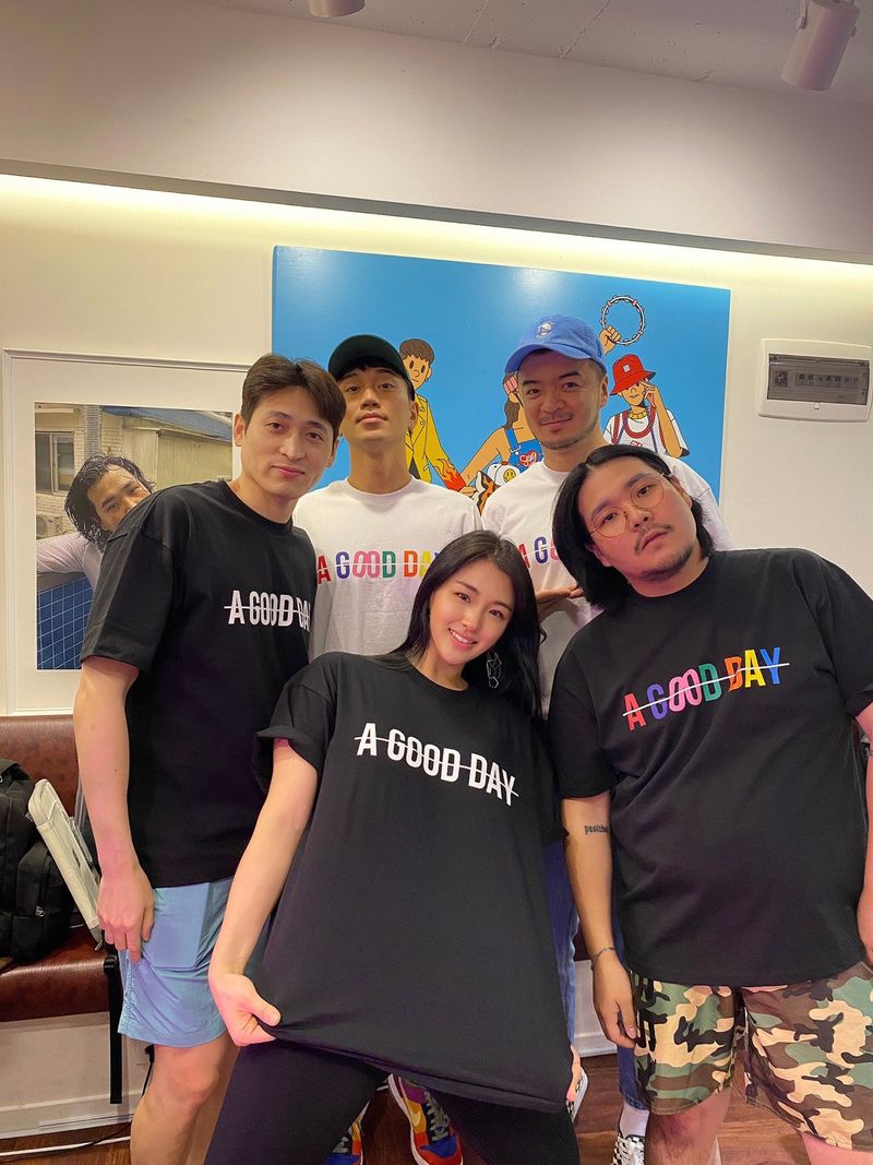 RAINBOW LOGO T-SHIRTS (BLACK)