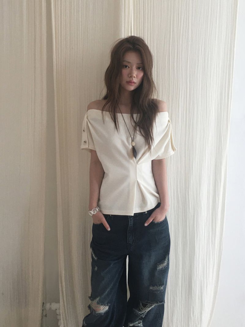 Danchu pintuck off-shoulder T
