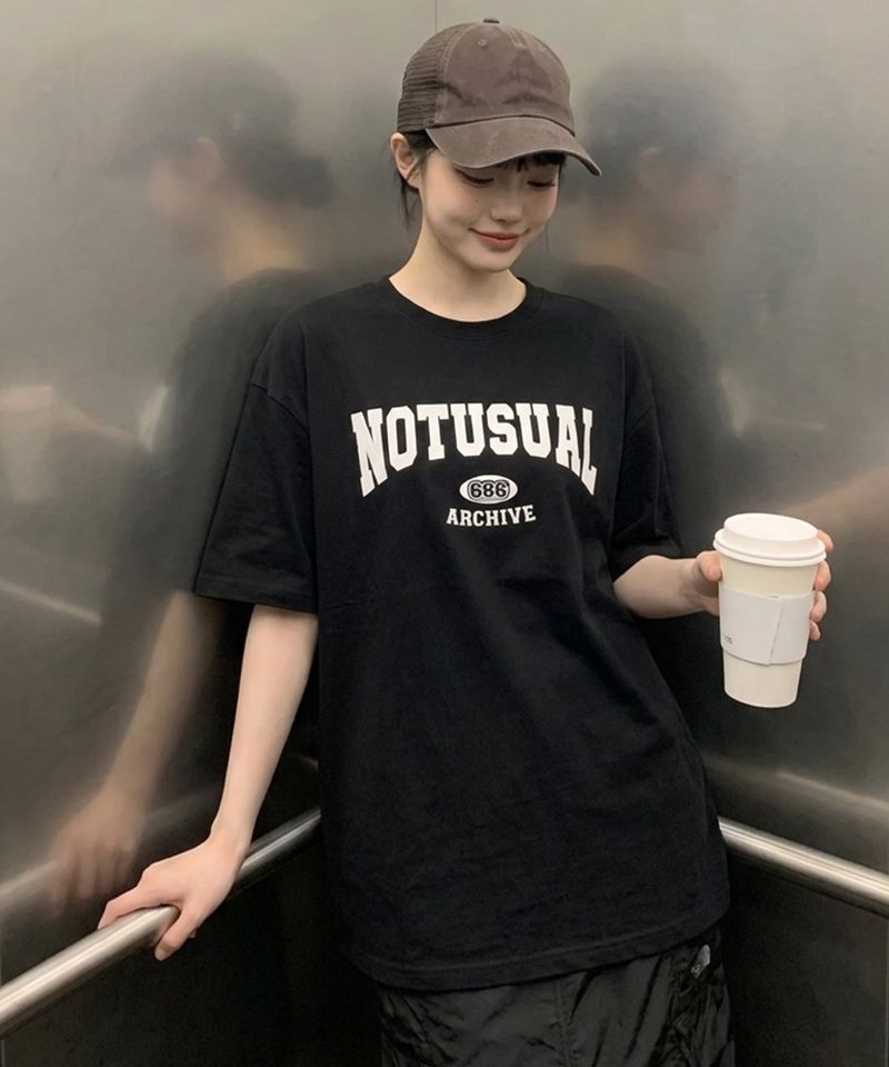 NOTUSUAL(ノットユージュアル)の「Simple School Font Over-fit T-Shirts - 4COLOR(Tops)」