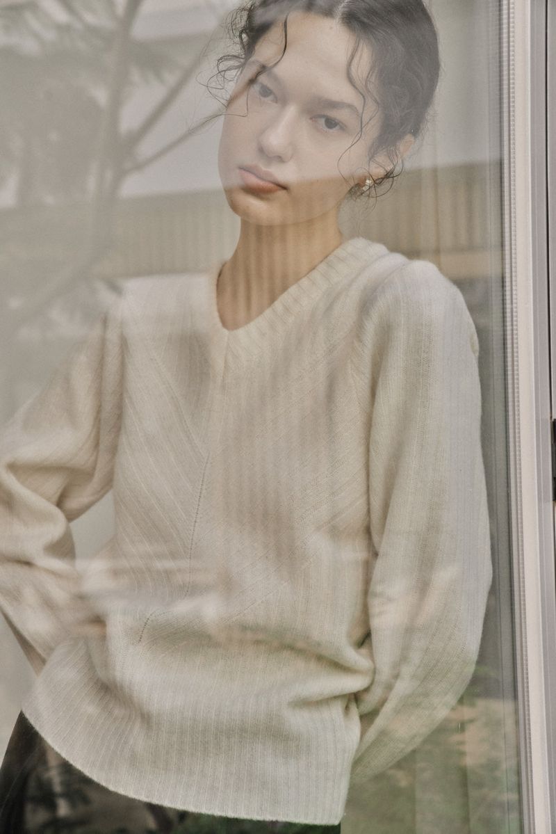 RIBBED V-KNIT TOP_IVORY