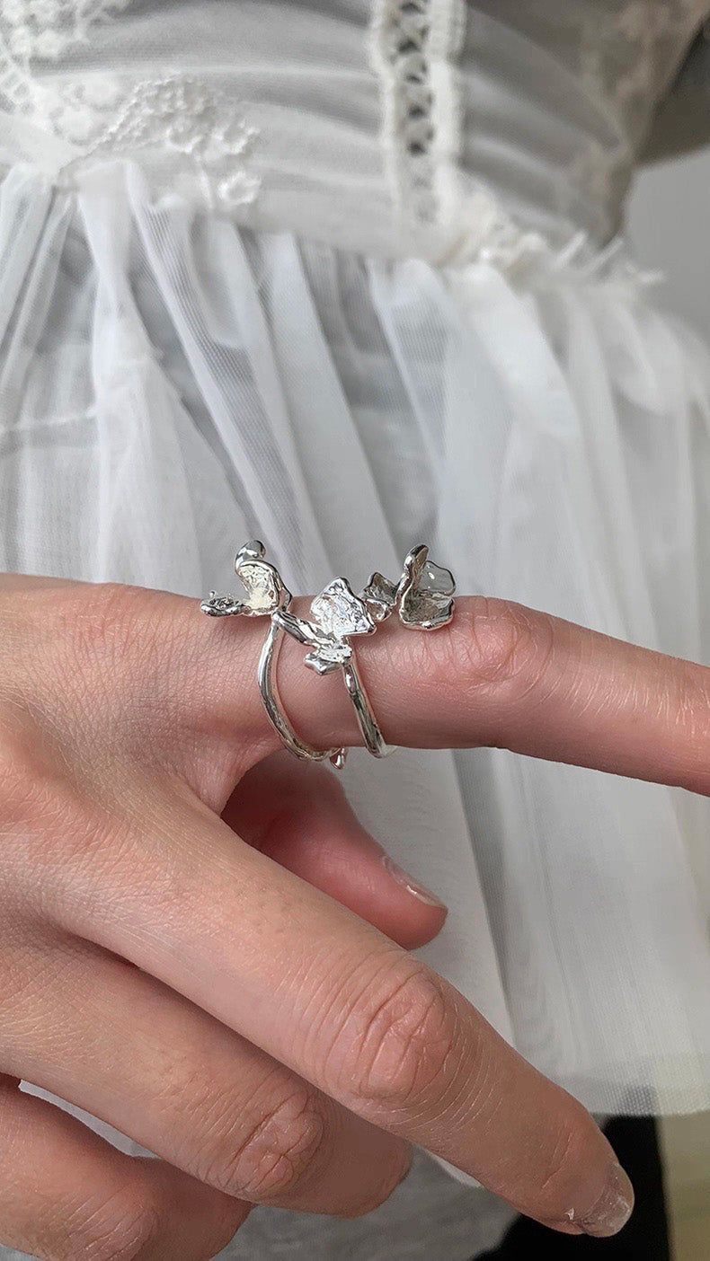 Three flower silver line ring