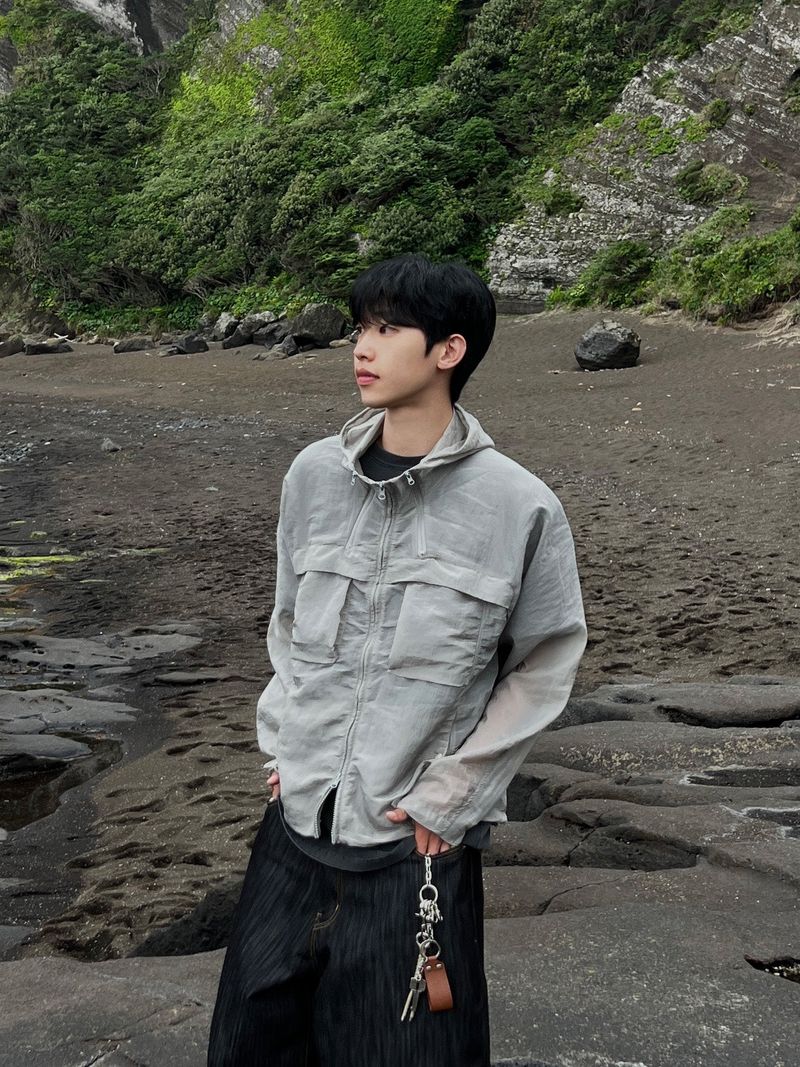ESOO（イス）の「Featherway 2-Way Windbreaker – Sizes M, L (5 Colors)（Jackets/Outerwear）」