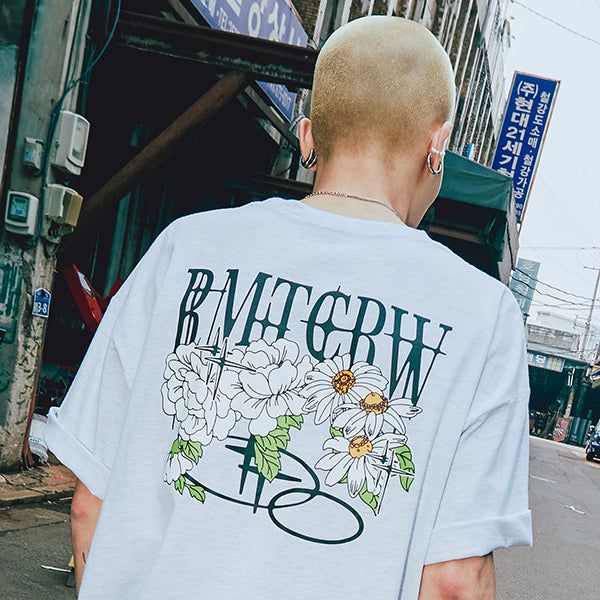 ROMANTIC CROWN(ロマンティッククラウン)の「VOLUME LOGO FLOWER TEE SHIRT(Tops)」