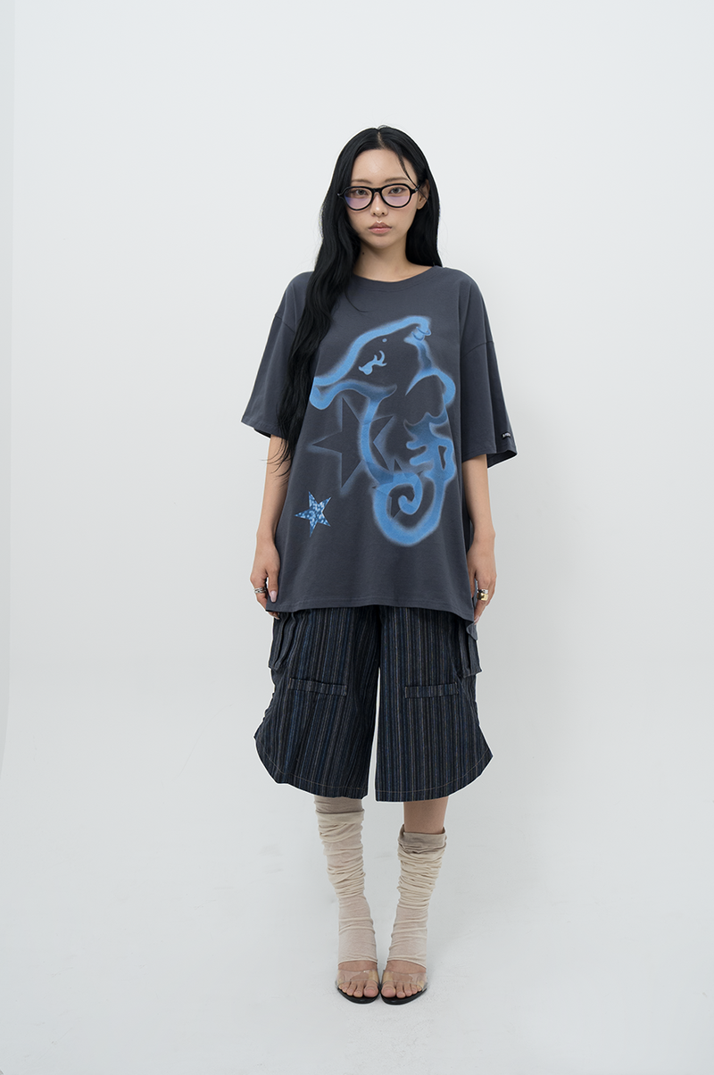 BFEEP（ビーピーピ）の「シーホースボクシーTシャツ_チャコール（トップス）」