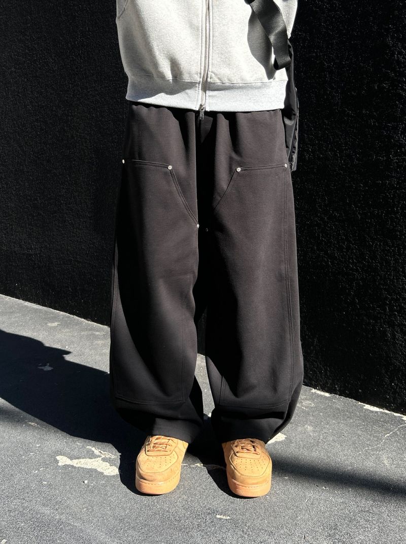 WET DOUBLE KNEE RIVET SWEAT PANTS