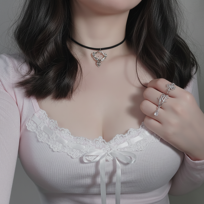 aimelbie（アイメルビー）の「[ITZY Chaeryeong Necklace] レインディールチョーカーネックレス - Silver Color（アクセサリー）」