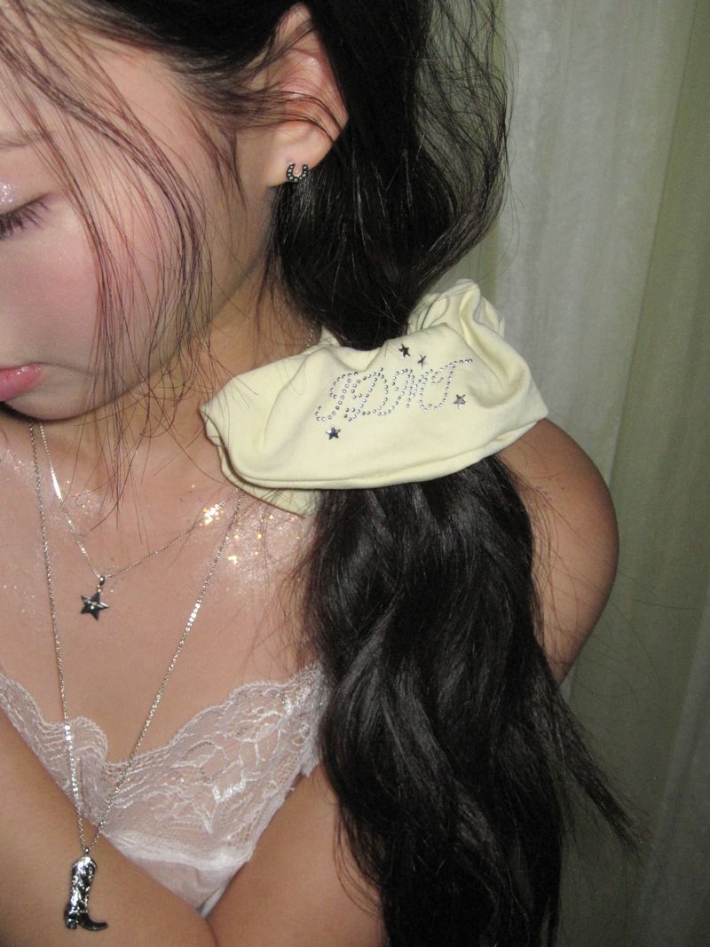 it doesn't matter.（イットダズントマッター）の「IDMT pop scrunchie (Yellow)（Hair Accessories）」