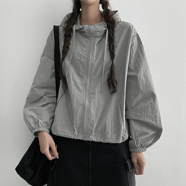 hijjoo（ハイチュー）の「Cetyl Semi-Crop Hooded Windbreaker Jumper (2 colors)（Jackets/Outerwear）」