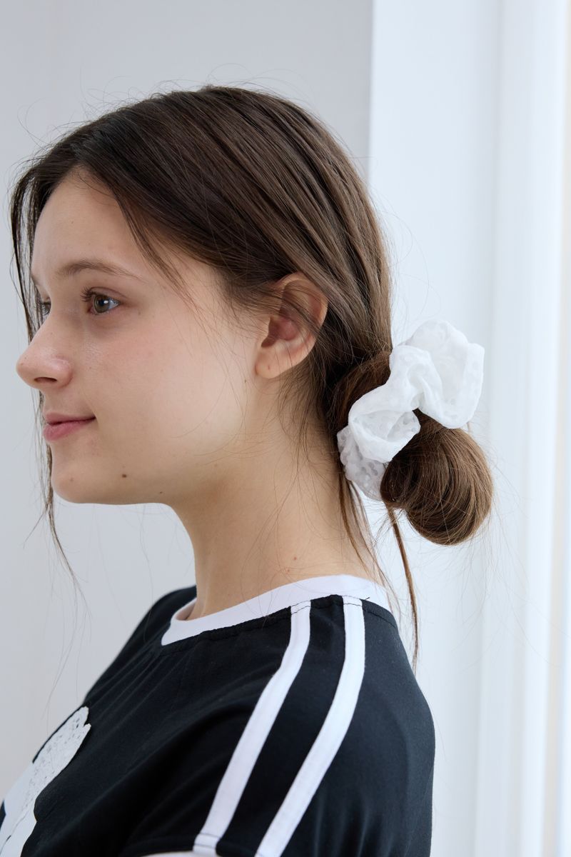 PINK PINEAPPLE（ピンクパイナップル）の「DAISY LACE SCRUNCHIE（Hair Accessories）」
