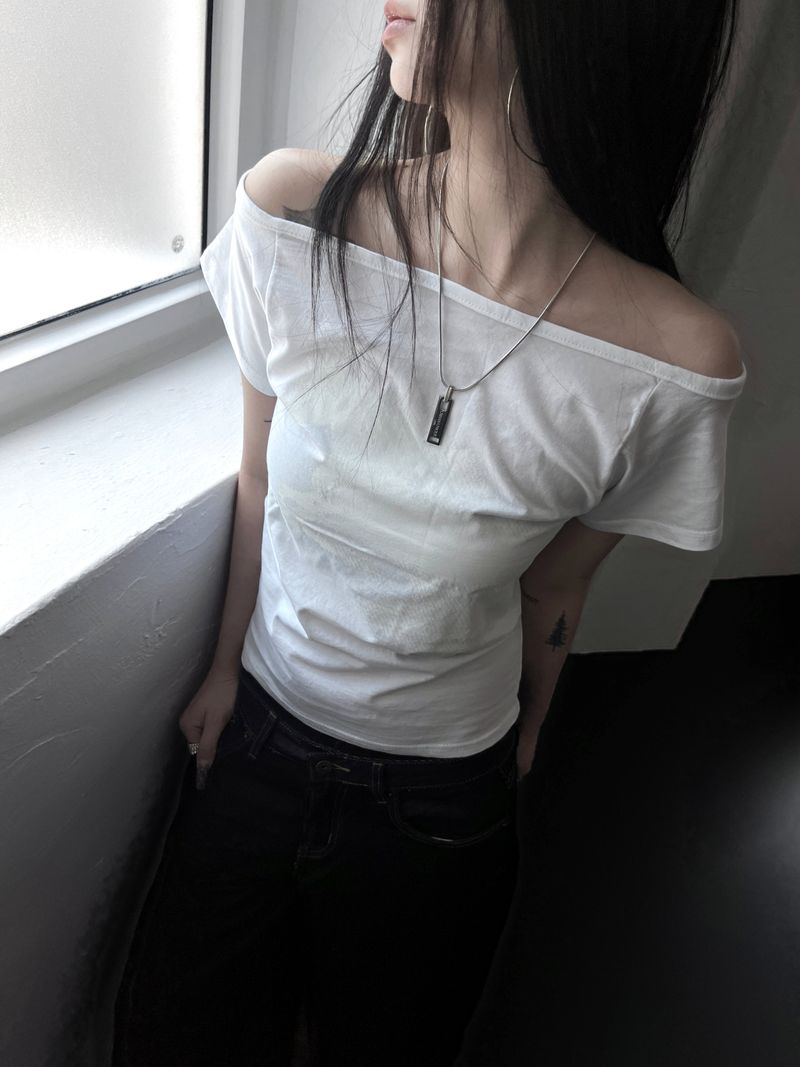 URBAN UNIQUE(アーバンユニーク)の「horse shadow off-shoulder T (2color)(Tops)」