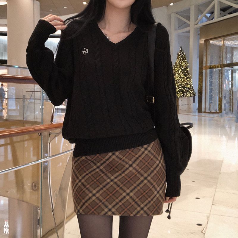[BELLIDE MADE] Crayon Twisted V-neck Embroidered Cable Knit