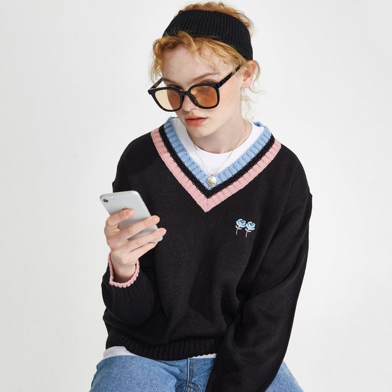 wonder visitor（ワンダービジター）の「Logo embroidery v-neck Knit [Black]（Tops）」