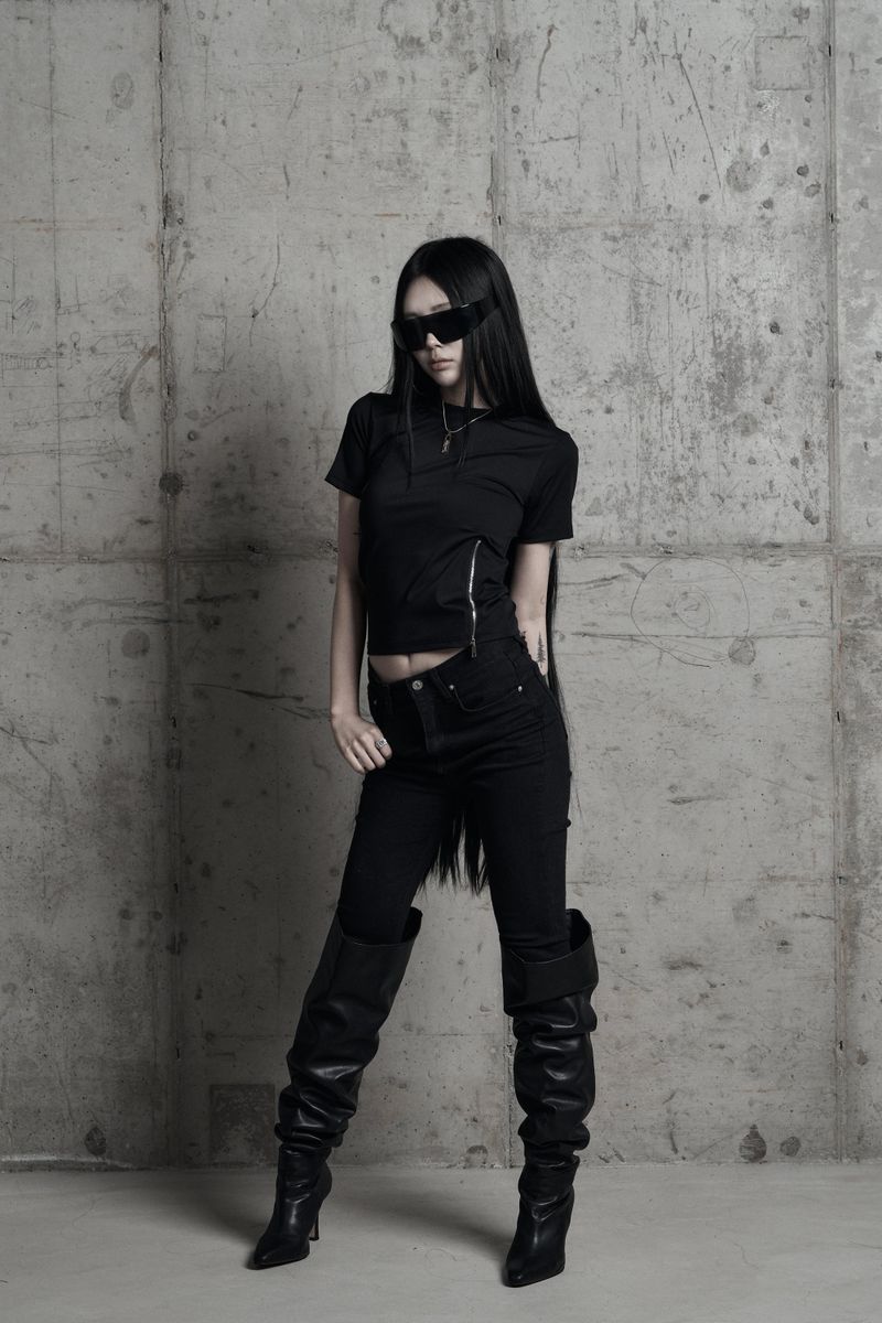URBAN UNIQUE（アーバンユニーク）の「[label] sculptural Jersey zipper top BLACK（Tops）」