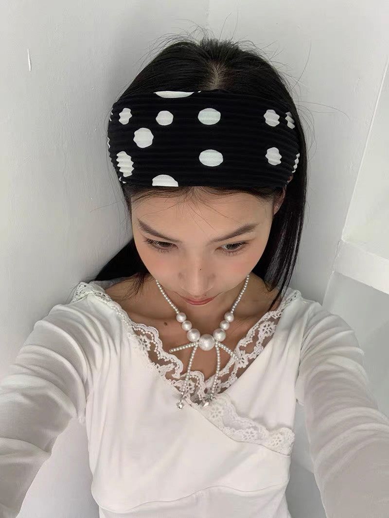 White pearl bow necklace