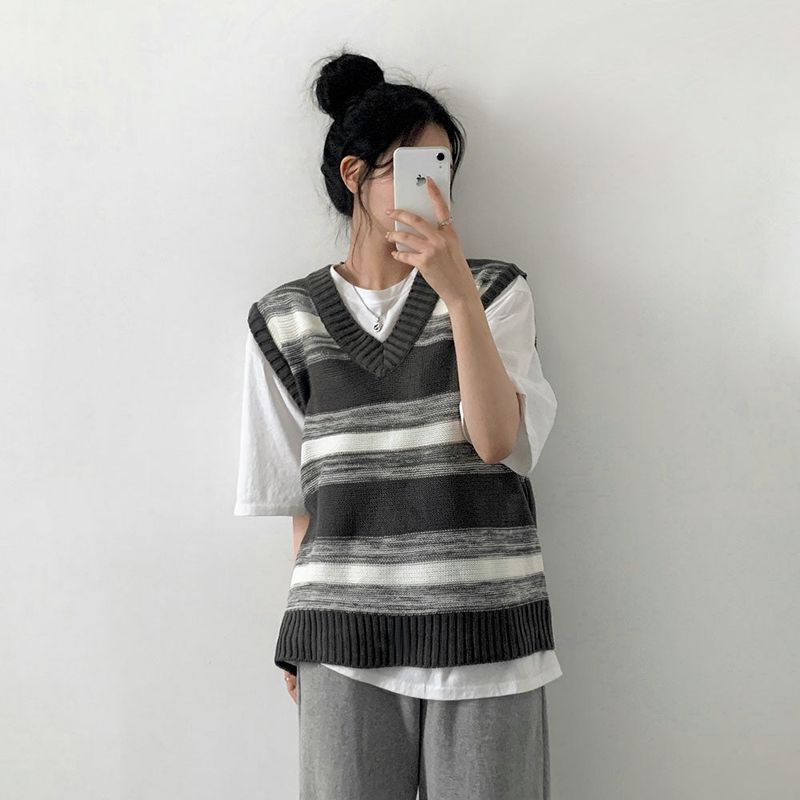 BEIDELLI（ベイデリー）の「Unisex V-neck Loose Knit Vest（Tops）」