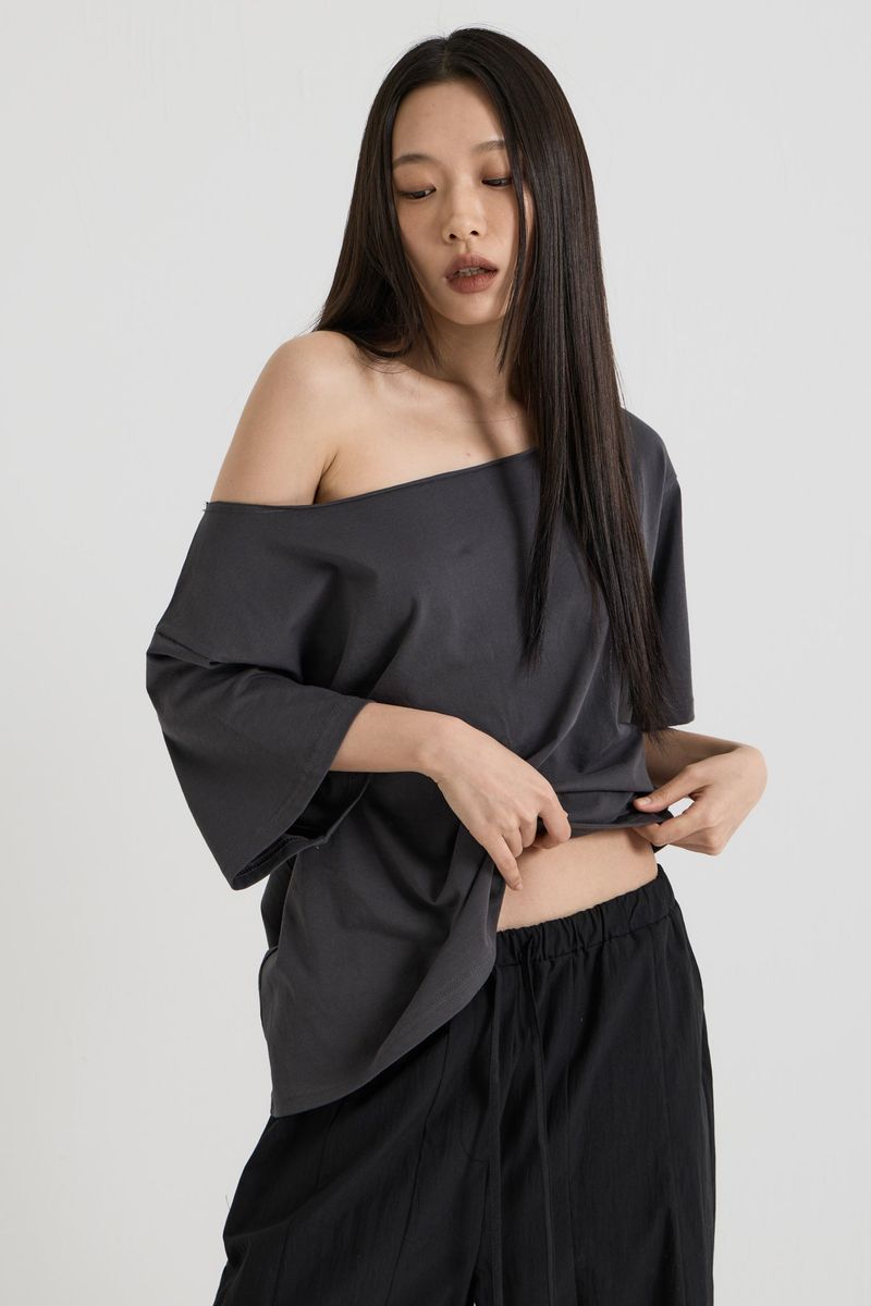 vadefy（ベイディフィー）の「One shoulder t-shirt, Charcoal（Tops）」