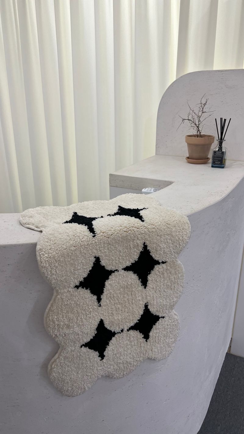 Vintage diamond tufting mini rug