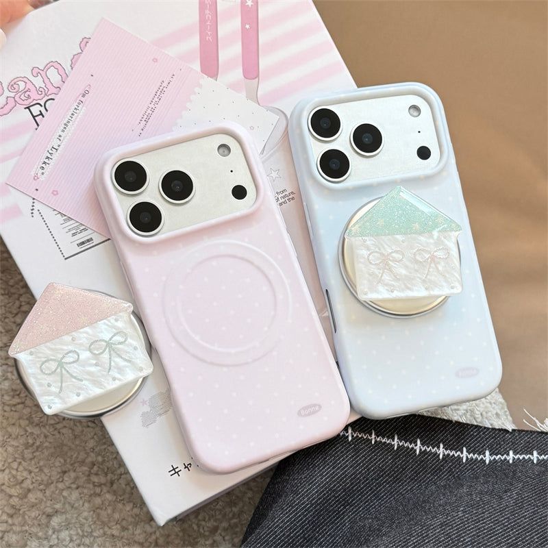Maison De Theca（メゾン デ テカ）の「Polka Dot House MagSafe Stand iPhone Case (iPhone 15–17 Series)（Smartphone Accessories）」
