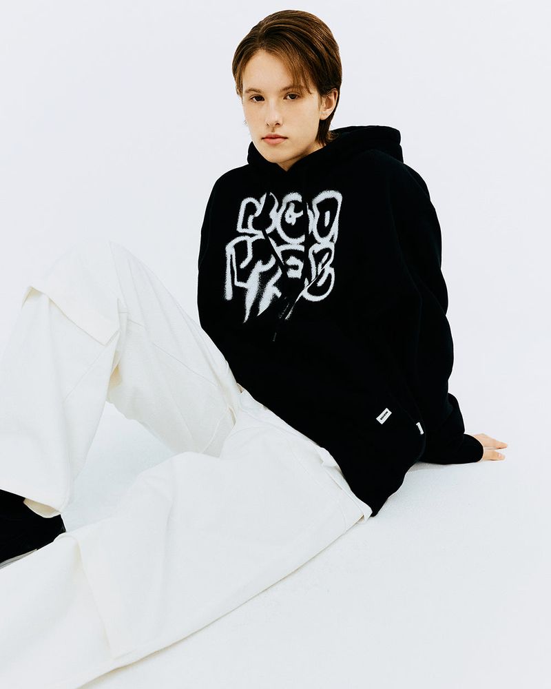 ROUND TYPO SPRAY HOODIE-BLACK