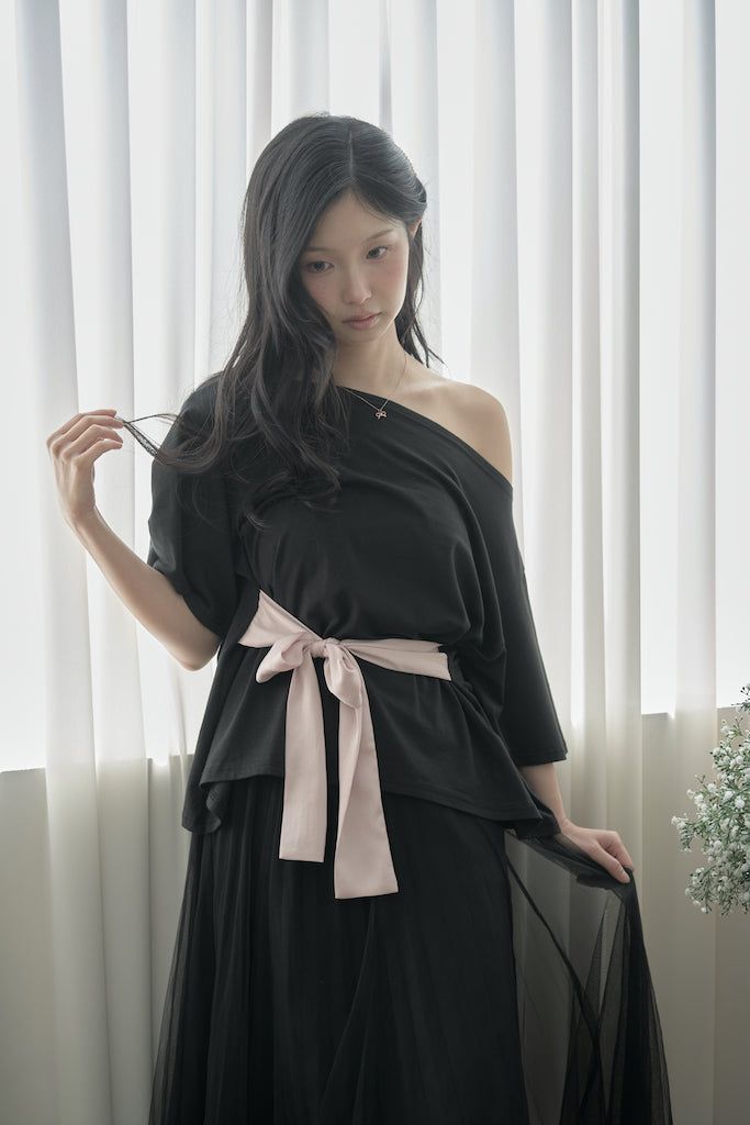 KanaJ（カナジェイ）の「ビッグリボンストラップルーズトップス - black（トップス）」
