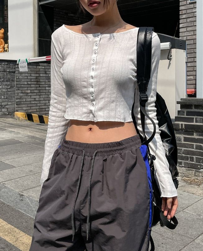 Leaf punching snap button crop cardigan