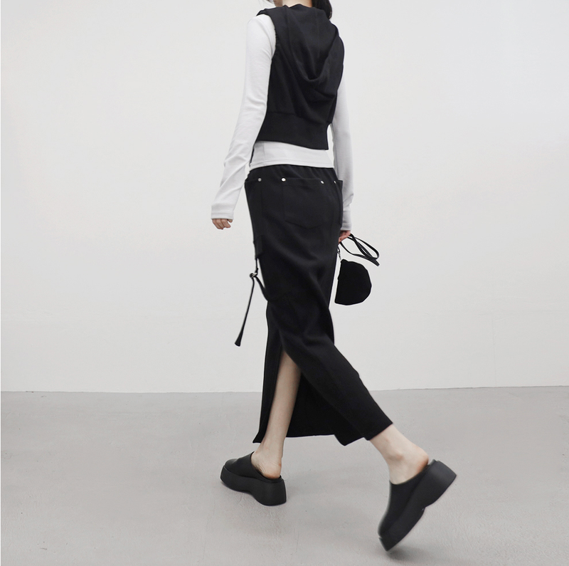 Cherin's button shirring vest.