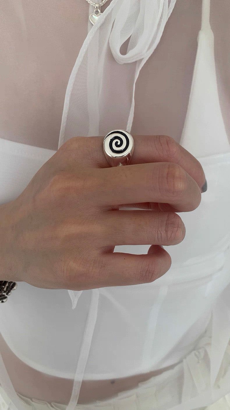 Flat spiral bold ring