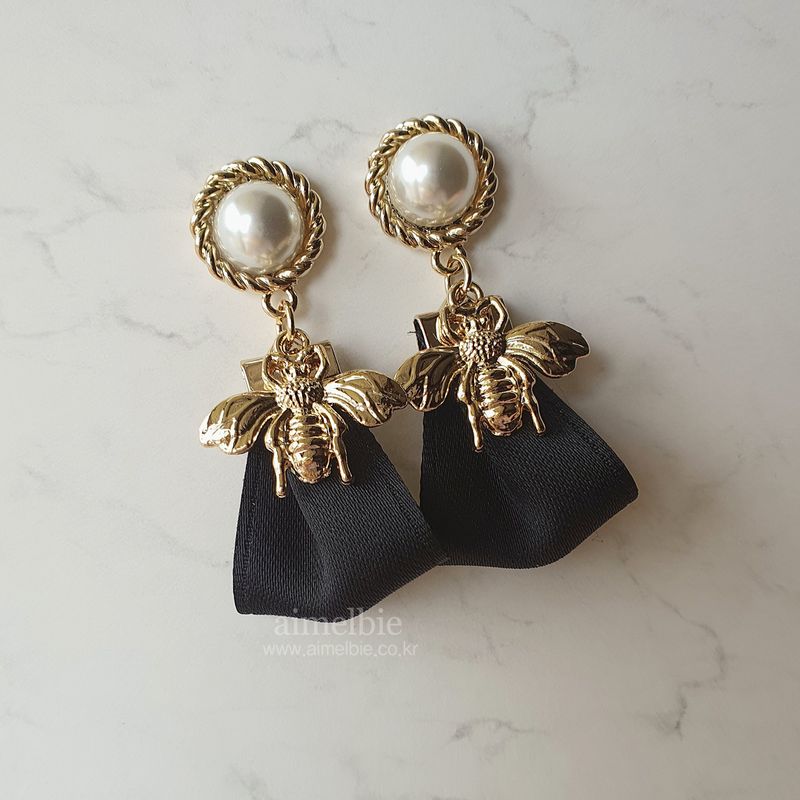 Classic Bee and Ribbon Piercing - Black