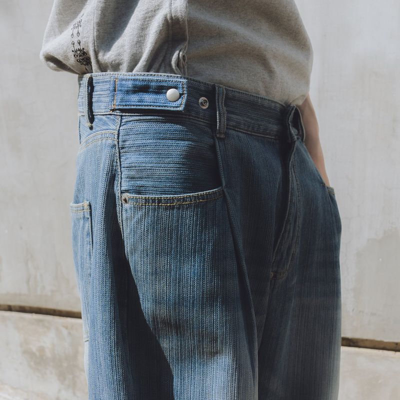 One tuck wide tapered denim pants / Light blue