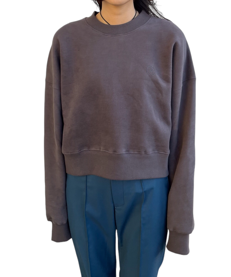 エンボスクロップドスウェット / Emboss Cropped Sweat-CHARCOAL