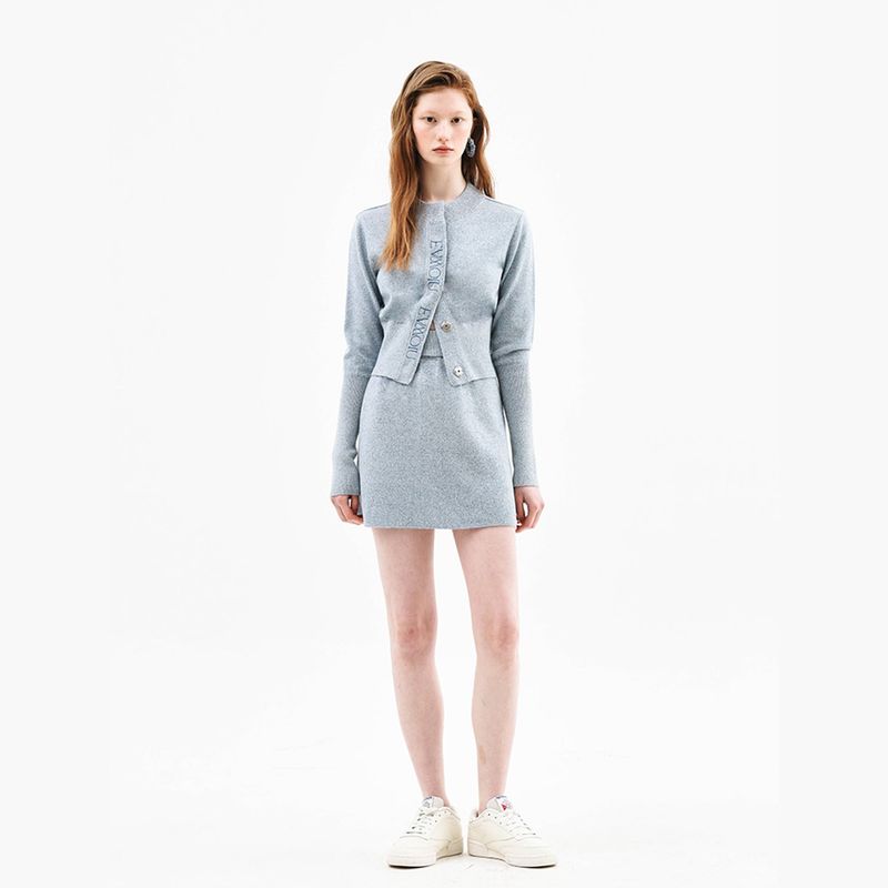 EVMOIU（エブモウ）の「WOOL FITTED CROP CARDIGAN - LIGHT BLUE（Tops）」