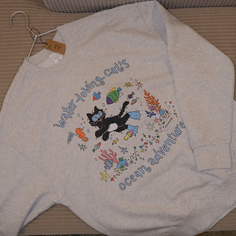 water-loving cat illust sweatshirts