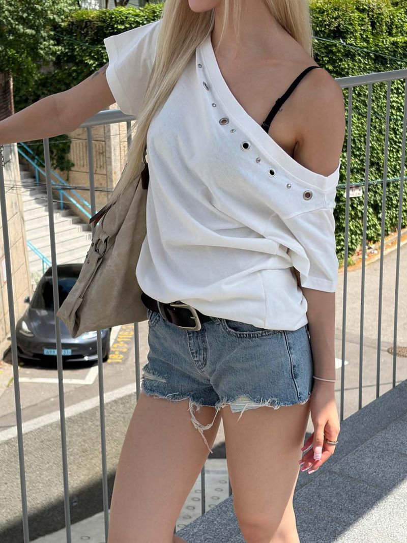 MUZESEOUL（ミューズソウル）の「Eyelet off-shoulder t-shirts(3color)（Tops）」