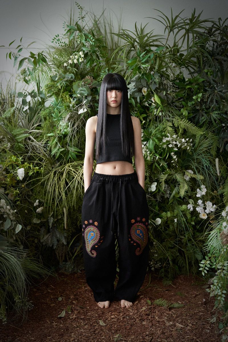 PAISLEY EMB. H-T SWEAT PANTS (Black)