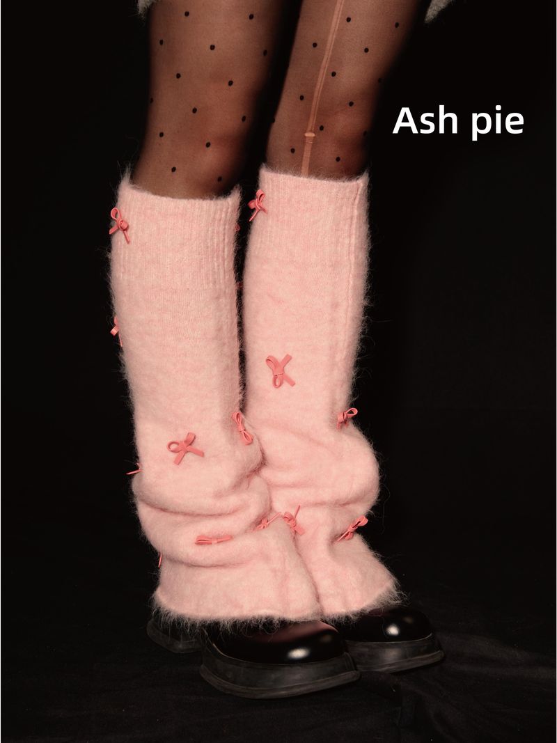 Ash pie（アッシュパイ）の「Furry knitted leg warmers with Leather bow（Fashion Accessories）」
