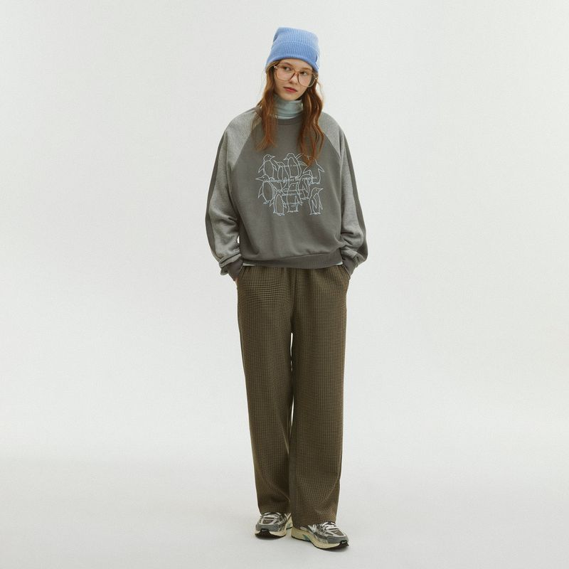 HUDDLING PENGUIN RAGLAN SWEATSHIRT_GRAY