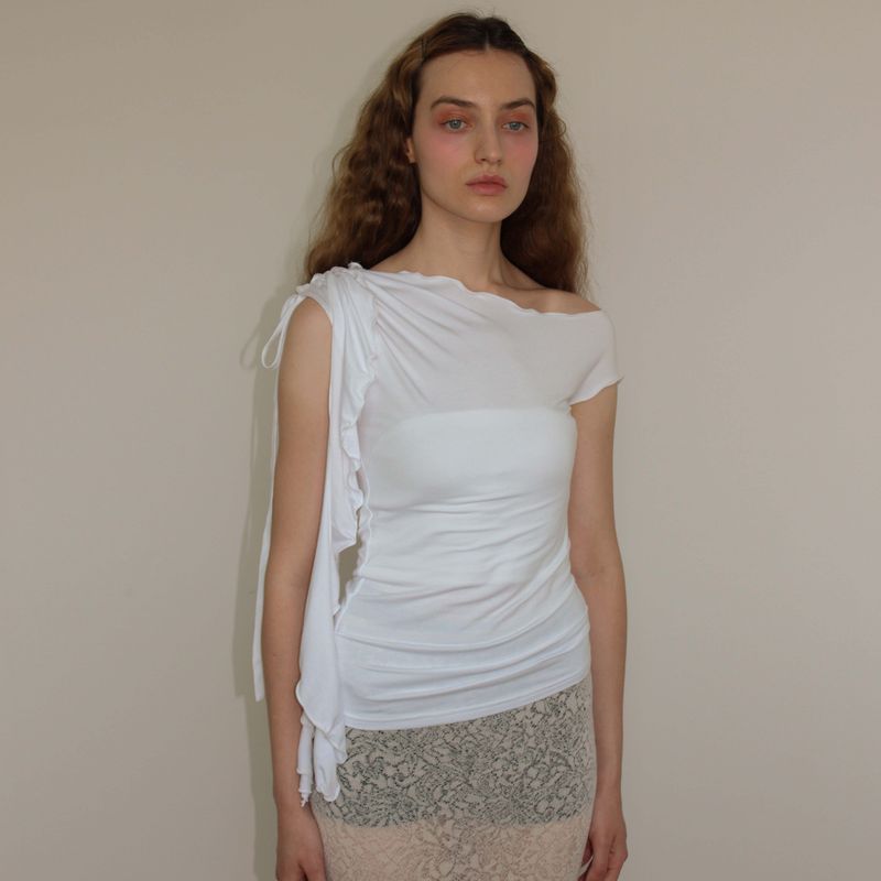 Yuheelee（ユヒリ）の「﻿ONE SHOULDER RUFFLE TRIM TOP / WHITE（Tops）」
