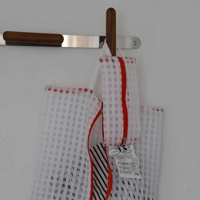 minmin（ミンミン）の「Glossy Cross Stripes Pencil Case (White Strawberry)（Smartphone Accessories）」