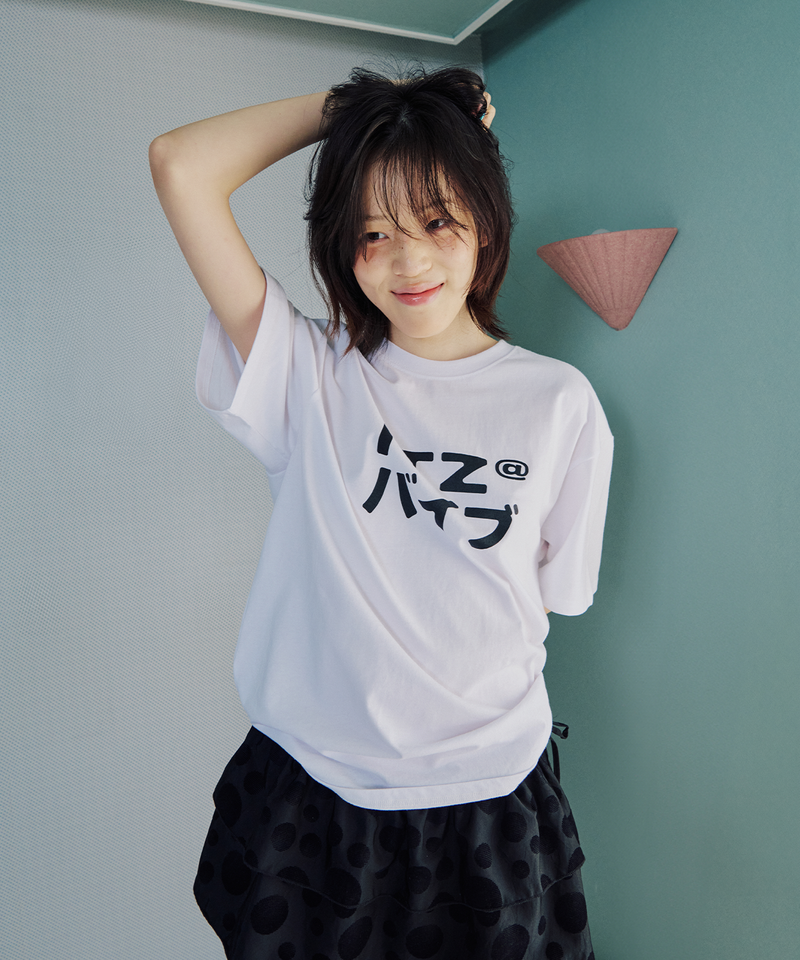 ITZAVIBE（イッザバイブ）の「MIX LOGO T SHIRT - WHITE（Tops）」