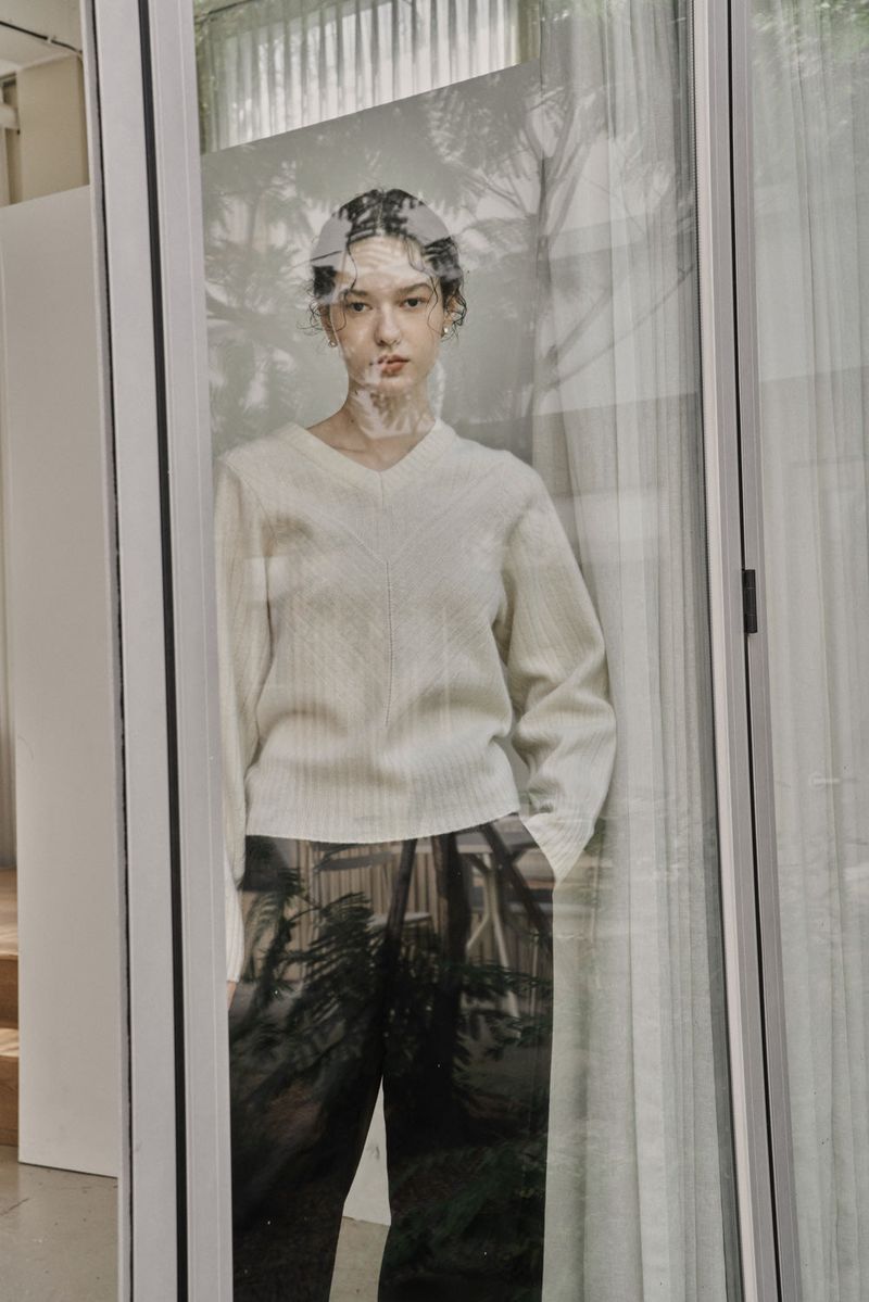 RIBBED V-KNIT TOP_IVORY