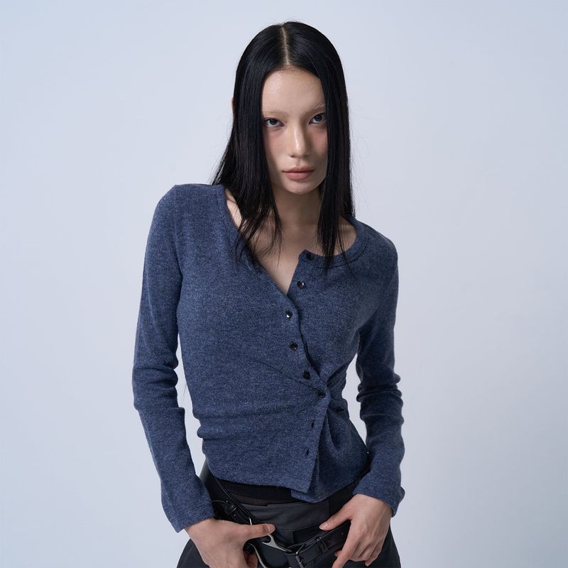 ZIZEMUSEUM（ジゼミュージアム）の「SIDE BUTTON POINT KNIT CARDIGAN (MELANGE BLUE)（Tops）」