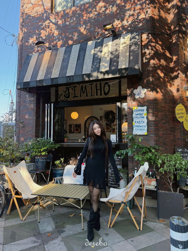 lip-mood black half-turtleneck dress