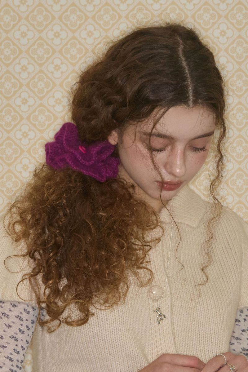 it doesn't matter.（イットダズントマッター）の「クロシェボタンシュシュ (パープル)（ヘアアクセサリー）」