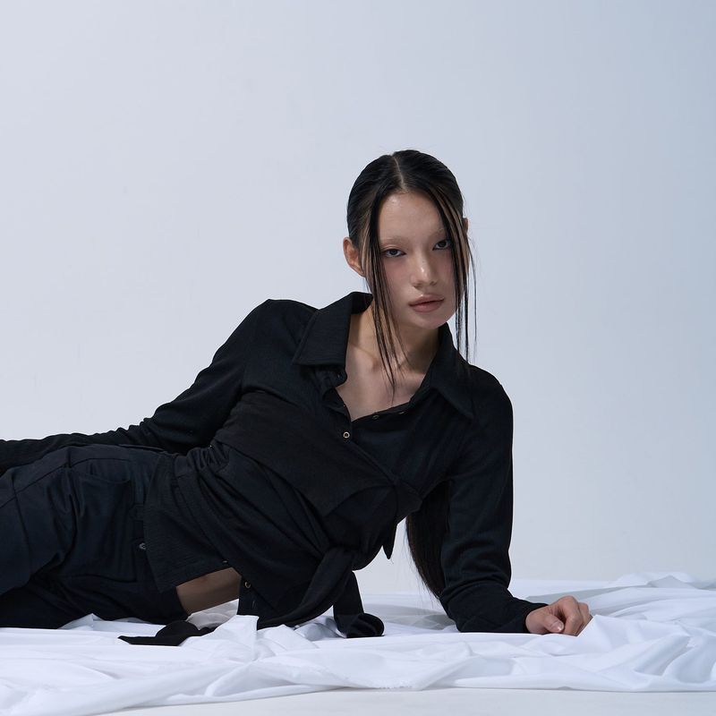 LOW-RISE TWO BUTTON BOOTS CUT PANTS (BLACK)