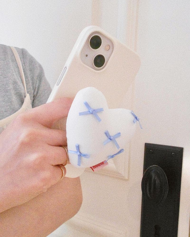 howie(ハウイ)の「ribbon sewing tok(Smartphone Accessories)」