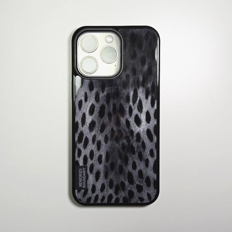 MEMORIESBOUNDARY（メモリーズバウンダリー）の「ワイルド リュクス レオパード フォンケース シャドウ(BK_MagSafe Glass)（スマホグッズ/小物）」