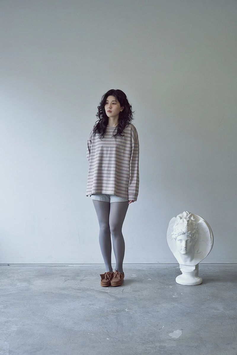 STRIPE BINDING-NECK BOX TEE (Warm Gray)